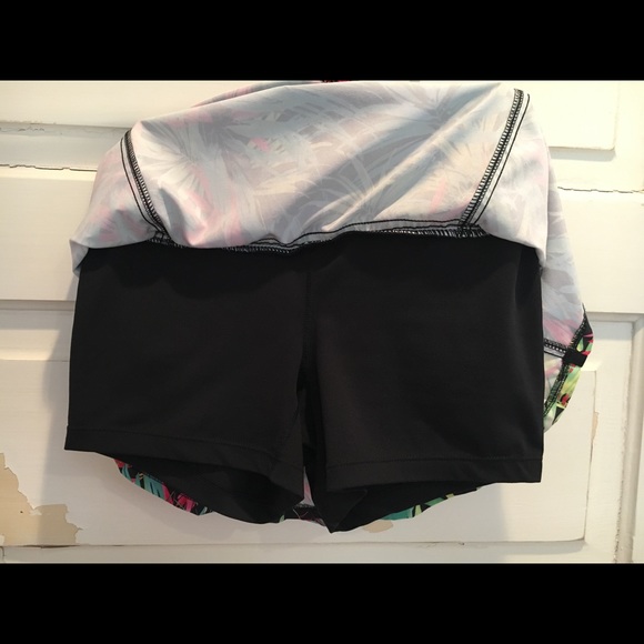 Fabletics skirt with attached shorts - Picture 6 of 7